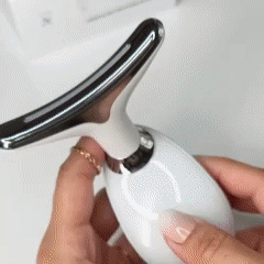 Femme française élégante utilisant Sculpt DermaLys
